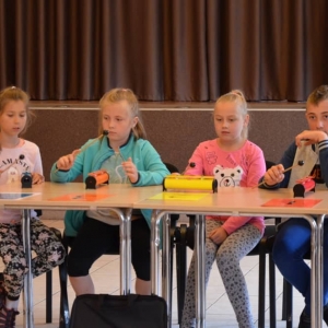 Zdjęcie przedstawia uczestników półkolonii podczas warsztatów muzycznych