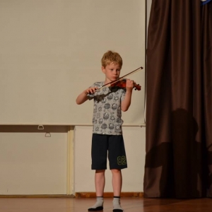 Zdjęcie przedstawia uczestnika półkolonii podczas występu w Talent Show w GOKu