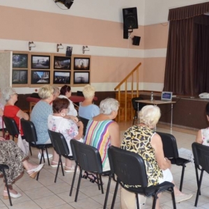 Zdjęcie przedstawia uczestników warsztatów dla Seniorów