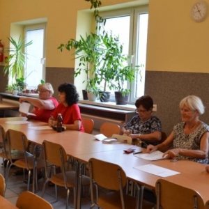 Zdjęcie przedstawia uczestników warsztatów dla Seniorów