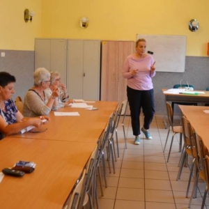 Zdjęcie przedstawia uczestników warsztatów dla Seniorów
