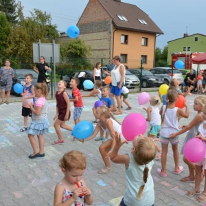 Zdjęcie przedstawia uczestników imprezy pn. Pożegnanie wakacji podczas wspólnej zabawy