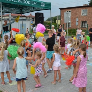 Zdjęcie przedstawia uczestników imprezy pn. Pożegnanie wakacji podczas wspólnej zabawy