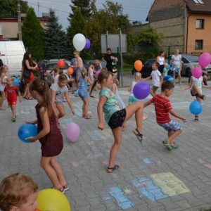Zdjęcie przedstawia uczestników imprezy pn. Pożegnanie wakacji podczas wspólnej zabawy