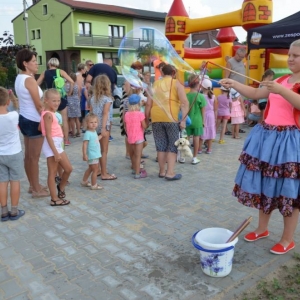 Zdjęcie przedstawia uczestników imprezy pn. Pożegnanie wakacji podczas wspólnej zabawy