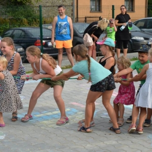 Zdjęcie przedstawia uczestników imprezy pn. Pożegnanie wakacji podczas wspólnej zabawy
