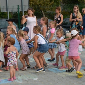 Zdjęcie przedstawia uczestników imprezy pn. Pożegnanie wakacji podczas wspólnej zabawy