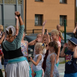 Zdjęcie przedstawia uczestników imprezy pn. Pożegnanie wakacji podczas wspólnej zabawy