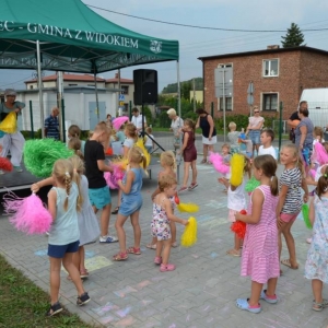 Zdjęcie przedstawia uczestników imprezy pn. Pożegnanie wakacji podczas wspólnej zabawy