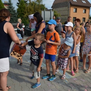 Zdjęcie przedstawia uczestników imprezy pn. Pożegnanie wakacji podczas wspólnej zabawy