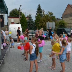 Zdjęcie przedstawia uczestników imprezy pn. Pożegnanie wakacji podczas wspólnej zabawy