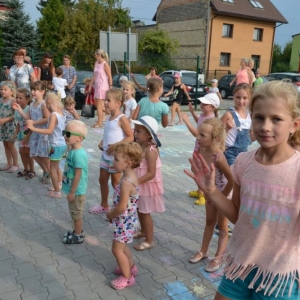Zdjęcie przedstawia uczestników imprezy pn. Pożegnanie wakacji podczas wspólnej zabawy