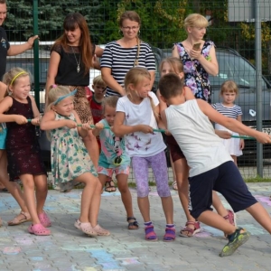 Zdjęcie przedstawia uczestników imprezy pn. Pożegnanie wakacji podczas wspólnej zabawy