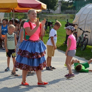Zdjęcie przedstawia uczestników imprezy pn. Pożegnanie wakacji podczas wspólnej zabawy