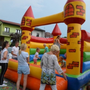 Zdjęcie przedstawia uczestników imprezy pn. Pożegnanie wakacji podczas wspólnej zabawy