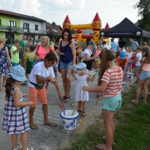 Zdjęcie przedstawia uczestników imprezy pn. Pożegnanie wakacji podczas wspólnej zabawy