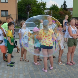 Zdjęcie przedstawia uczestników imprezy pn. Pożegnania wakacji podczas wspólnej zabawy