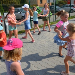 Zdjęcie przedstawia uczestników imprezy pn. Pożegnanie wakacji podczas wspólnej zabawy