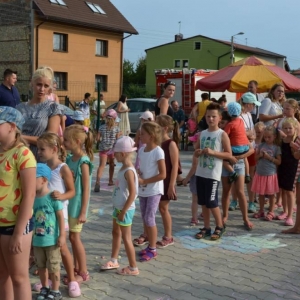 Zdjęcie przedstawia uczestników imprezy pn. Pożegnanie wakacji podczas wspólnej zabawy