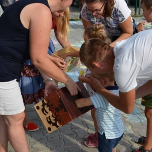 Zdjęcie przedstawia uczestników imprezy pn. Pożegnania wakacji podczas wspólnej zabawy