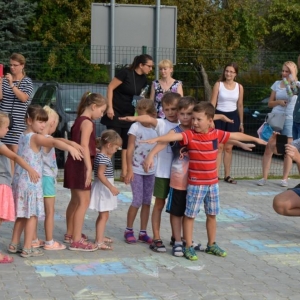 Zdjęcie przedstawia uczestników imprezy pn. Pożegnanie wakacji podczas wspólnej zabawy