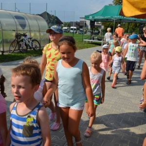 Zdjęcie przedstawia uczestników imprezy pn. Pożegnanie wakacji podczas wspólnej zabawy