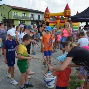 Zdjęcie przedstawia uczestników imprezy pn. Pożegnanie wakacji podczas wspólnej zabawy