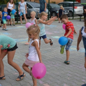 Zdjęcie przedstawia uczestników imprezy pn. Pożegnanie wakacji podczas wspólnej zabawy