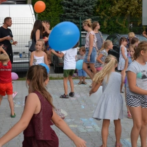 Zdjęcie przedstawia uczestników imprezy pn. Pożegnanie wakacji podczas wspólnej zabawy