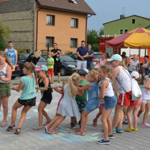 Zdjęcie przedstawia uczestników imprezy pn. Pożegnanie wakacji podczas wspólnej zabawy