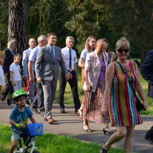 Zdjęcie przedstawia pochód dożynkowy