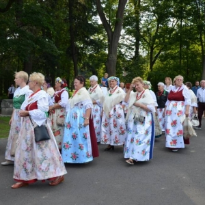 Zdjęcie przedstawia pochód dożynkowy