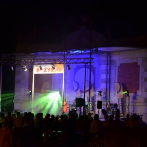 Zdjęcie przedstawia koncert zespołu Arkadia Band