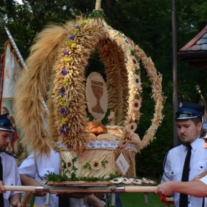 Zdjęcie przedstawia Strażaków z OSP oraz koronę dożynkową