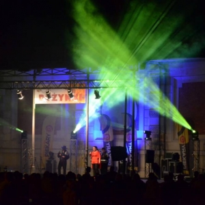Zdjęcie przedstawia koncert zespołu Arkadia Band