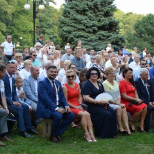 Zdjęcie przedstawia publiczność biorącą udział w dożynkach