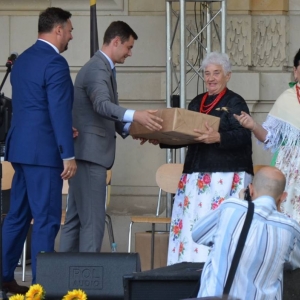 Zdjęcie przedstawia przekazanie nagród przez Wójta oraz Przewodniczącego Rady Gminy Kołom Gospodyń Wiejskich za wykonanie wieńców dożynkowych