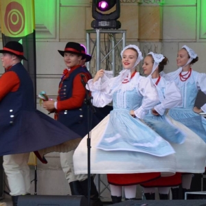 Zdjęcie przedstawia występ artystyczny zespołu Mały Śląsk