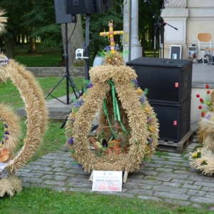 Zdjęcie przedstawia korony dożynkowe