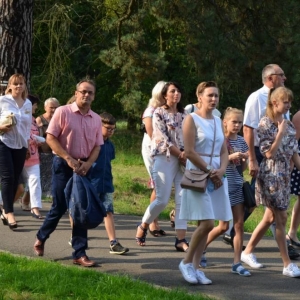 Zdjęcie przedstawia pochód dożynkowy