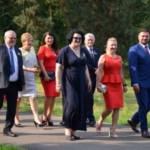 Zdjęcie przedstawia pochód dożynkowy