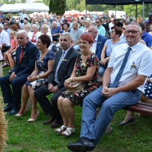 Zdjęcie przedstawia publiczność biorącą udział w dożynkach
