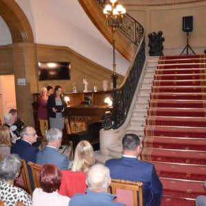 Zdjęcie przedstawia publiczność oraz chór  Fresco z Tarnowskich Gór na XI Świerklanieckich Spotkaniach Chóralnych w Pałacu Kawalera