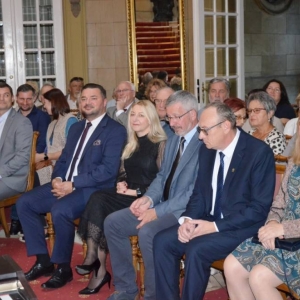 Zdjęcie przedstawia publiczność na XI Świerklanieckich Spotkaniach Chóralnych w Pałacu Kawalera