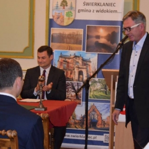 Zdjęcie przedstawia wręczenie nagrody Gracja podczas uroczystej Sesji Rady Gminy w Pałacu Kawalera