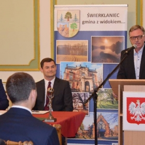 Zdjęcie przedstawia wręczenie nagrody Gracja podczas uroczystej Sesji Rady Gminy w Pałacu Kawalera
