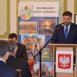 Zdjęcie przedstawia wręczenie nagrody Gracja podczas uroczystej Sesji Rady Gminy w Pałacu Kawalera