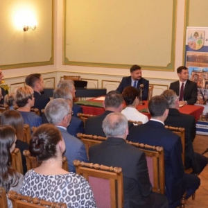 Zdjęcie przedstawia wręczenie nagrody Gracja podczas uroczystej Sesji Rady Gminy w Pałacu Kawalera