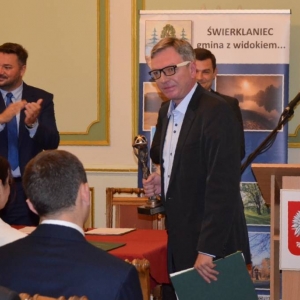 Zdjęcie przedstawia wręczenie nagrody Gracja podczas uroczystej Sesji Rady Gminy w Pałacu Kawalera
