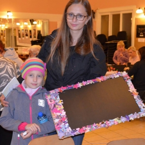 Zdjęcie przedstawia uczestniczki warsztatów rodzinnych z wykonaną tablicą magnetyczną